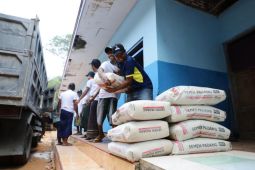 Relawan KST bantu renovasi masjid di Bangkalan