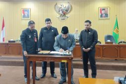 Foto - Pimpinan DPRD sahkan Perda Pengelolaan Sampah