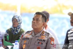 Polda Gorontalo serahkan paket bahan pokok pada pemulung