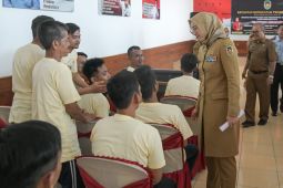 Puluhan warga binaan Lapas Purwakarta ikuti pelatihan keterampilan menjahit