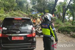 Jalur menuju selatan Cianjur terputus sementara akibat longsor tutup jalan