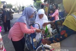 Ibu-ibu pendukung Gus Imin di Kediri bagi-bagi sayuran gratis