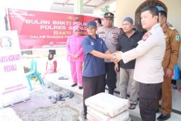 Kapolres Simalungun serahkan bantuan ke masjid tertua di Raya