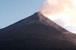 Pos PGA harap warga waspadai luncuran material vulkanik Gunung Karangetang