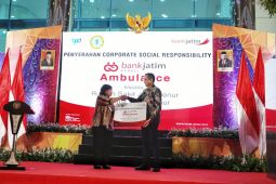 Tunjang akses pelayanan kesehatan, Bank Jatim serahkan ambulans ke RSJ Menur