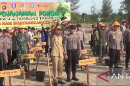 Polda Babel peduli kelestarian lingkungan tanam pohon lokasi tambang