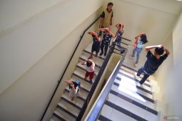 Jangan gunakan lift untuk selamatkan anak saat gempa, ini alasannya