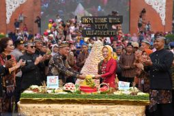 Ratusan gerobak PKL sediakan makanan gratis HUT ke-105 Kota Mojokerto