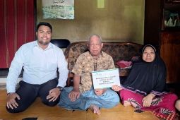 UPZ Bank Kalsel berikan bantuan biaya hidup seorang lansia