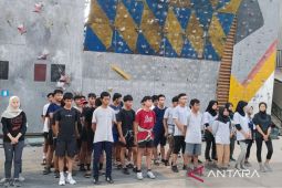 Disbudpora Bekasi seleksi bakat pemula atlet panjat tebing