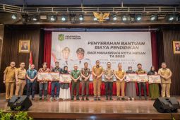 Bobby Nasution serahkan bantuan pendidikan bagi 125 mahasiswa di Medan