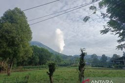 Pos PGA pasang dua peralatan deteksi deformasi Gunung Lokon