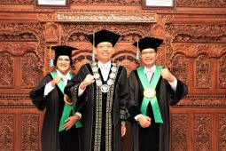 Unair kukuhkan suami istri jadi profesor