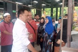 Pedagang Fresh Market Kutisari Surabaya keluhkan jam operasional