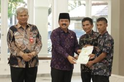 Menteri Agraria serahkan sertifikat tanah komunal seluas 89,01 ha di Garut