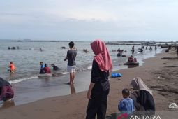 Pengunjung mulai padati sejumlah objek wisata pantai di Makassar