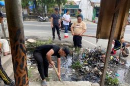 Pj.Wali Kota Tebing Tinggi ikut gotong royong bersihkan parit