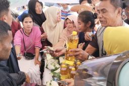 Warga Ambon borong bahan pokok pada acara  Gerakan pangan murah