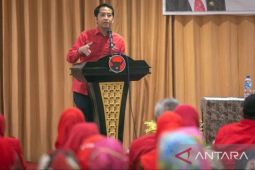 Siang yang merah dan pesan akar rumput di GBK