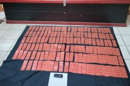 Polisi ciduk wanita pedagang sembako yang jual obat terlarang