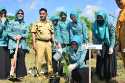 Tim Penggerak PKK Kota Pontianak tanam 1.300 pohon