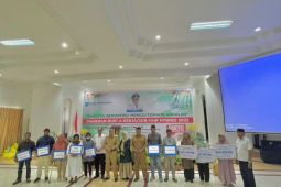 Ahli waris terima santunan BPJS Ketenagakerjaan di Job Fair  Ternate