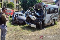 Elf tabrak truk di tol Sragen, tiga tewas dan 10 luka-luka
