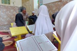Keikhlasan Aiptu Nana Sumarna mengajar mengaji anak-anak hingga lansia