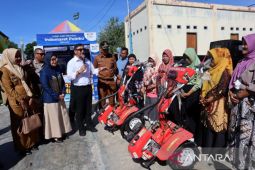Kelompok wanita tani di Bone Bolango terima bantuan alsintan