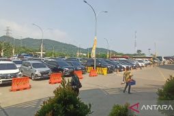 Cuti bersama dimulai, ribuan kendaraan penumpang padati Pelabuhan Merak