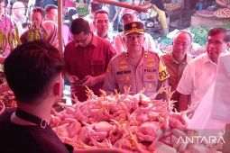 Jelang  Idul Adha harga daging ayam di Palabuhanratu melonjak