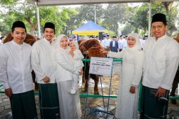 Khofifah serahkan hewan kurban atas nama Gubernur dan Wagub Jatim terdahulu
