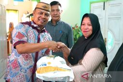 Pemkab Gorontalo menyerahkan bantuan beras tahap dua