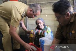 Pemerintah Kota Singkawang berikan bantuan untuk Lansia