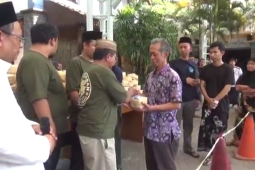 Warga antre pembagian daging kurban di Pesantren Tebuireng