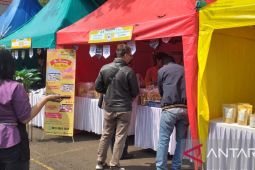 Dinkes DKI periksa makanan yang dijual di bazar malam Tahun Baru 2024 kawasan Sudirman-Thamrin