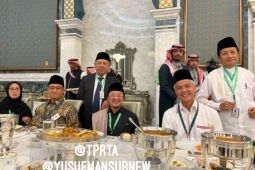 Ganjar dan Anies bertemu saat jamuan makan di Makkah bawa momen kesejukan