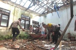 Polri dan TNI bantu masyarakat perbaiki sekolah rusak di Jember