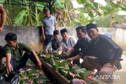 Warga Musi Banyuasin Sumsel gunakan daun-daunan jadi bungkus daging kurban