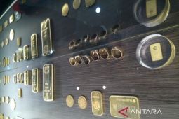 Harga emas batangan Antam Sabtu pagi turun Rp4.000 per gram