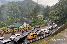Polres Cianjur menerapkan sistem ganjil genap dan satu arah di Puncak