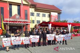 Polresta Samarinda berikan  penghargaan pada HUT Bhayangkara ke -77