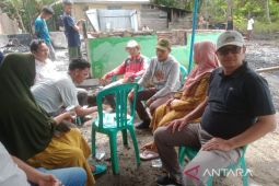 Dinsos Mukomuko salurkan bantuan korban kebakaran rumah