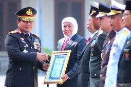 Kapolda beri penghargaan Gubernur Jatim di HUT 77 Hari Bhayangkara