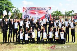 AKBP Zaenal Arifien dan tim terima penghargaan Kapolda Kalsel di Hari Bhayangkara
