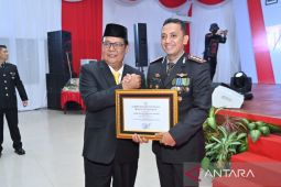 Gubernur berikan penghargaan untuk Kombes Pol Tri Wahyudi atas keberhasilan pemberantasan narkoba