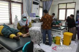 Puluhan warga Kenjeran diduga keracunan daging kurban
