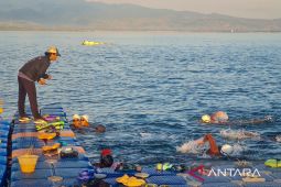 14 atlet triatlon berlatih di Pasir Putih Water Sport Situbondo