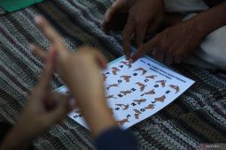 Foto -  Belajar bahasa isyarat di HBKB Surabaya