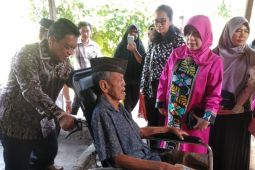 Bantuan kursi roda dan alat bantu dengar rangkaian HUT ke -106 Kota Tebing Tinggi